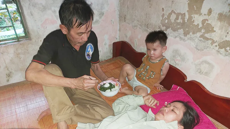 Vợ bị ung thư nuôi chồng bệnh tật và 2 con thơ