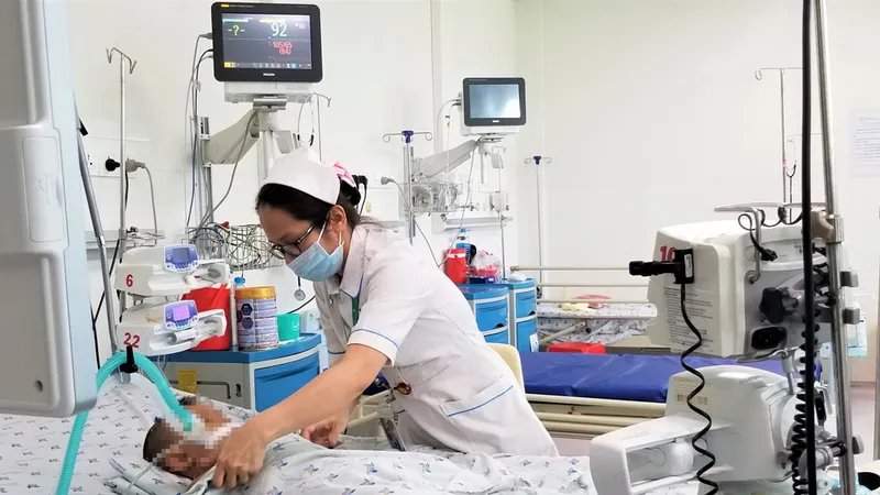 Bệnh nhi bị viêm màng não được điều trị tích cực tại BV Nhi đồng thành phố