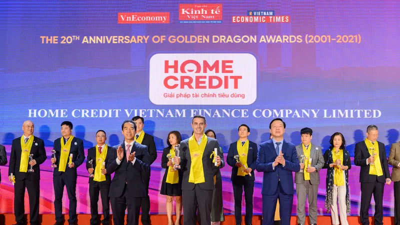Ông Fabien Sanchez, Giám đốc Bộ phận Rủi ro và Thu hồi nợ đại diện Home Credit Việt Nam nhận giải thưởng từ đại diện Ban tổ chức giải thưởng Rồng Vàng 2020