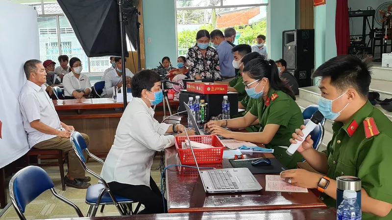 Công an tỉnh Tiền Giang cấp thẻ CCCD cho người dân. Ảnh: Ngọc Phúc