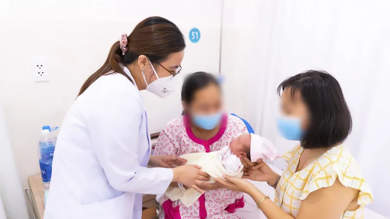 Chị P.T.H.N. hạnh phúc khi đón bé gái chào đời thành công bằng kỹ thuật mang thai hộ