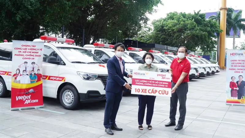 Tập đoàn Sovico tặng 10 xe cứu thương, chuyên chở hàng ngàn y bác sĩ, tặng hàng trăm ngàn suất cơm tại TPHCM
