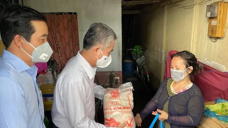 Phó Chủ tịch UBND TPHCM Ngô Minh Châu tặng quà cho hộ dân khó khăn ở quận 8