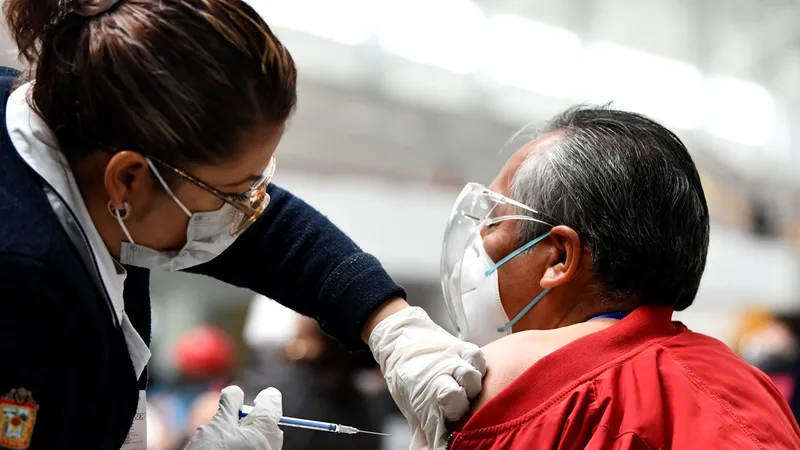 Nhân viên y tế tiêm vaccine phòng COVID-19 cho người dân tại Ecatepec, Mexico, ngày 22-2-2021. Ảnh: THX/TTXVN