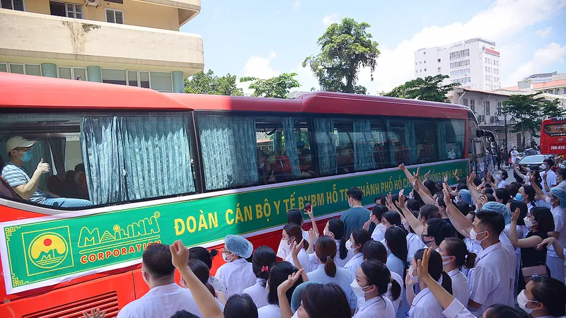 Bệnh viện Bạch Mai tổ chức lễ tiễn 170 y, bác sĩ, nhân viên y tế chi viện cho TPHCM vào ngày 18-8 để chống dịch, cấp cứu các bệnh nhân nặng 