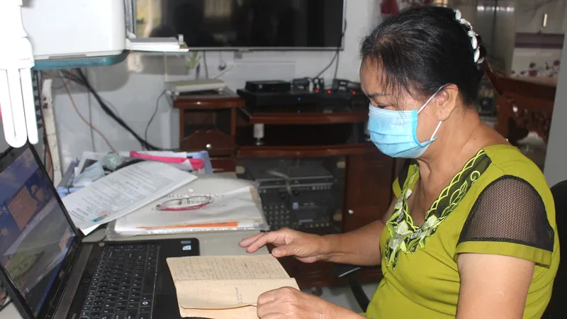 Bà Thuận đang xem lại nhật ký thời gian chiến đấu cùng Đội nữ pháo cối Xuân Lộc