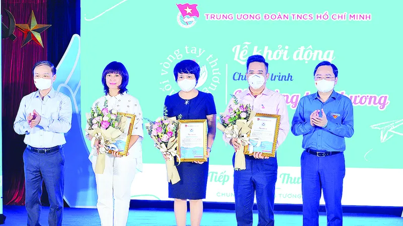 Bí thư thứ nhất Trung ương Đoàn Nguyễn Anh Tuấn trao thư cảm ơn cho các đơn vị đồng hành cùng chương trình Ảnh: TTXVN