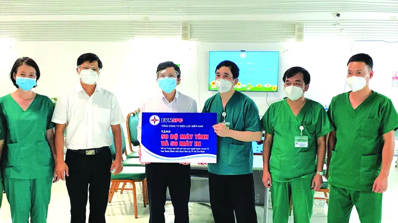 Ông Lê Xuân Thái - Chủ tịch CĐ EVNSPC trao tặng Bệnh viện Bạch Mai tại TPHCM (Bệnh viện Dã chiến số 16) 50 máy tính và 50 máy in
