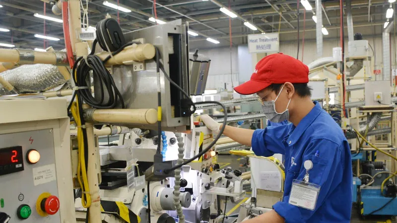 Công nhân làm việc trong ngày đầu thực hiện nới lỏng giãn cách xã hội tại Khu Công nghiệp Linh Trung 1 TP Hồ Chí Minh. Ảnh: TTXVN