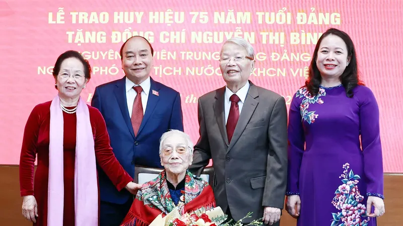 Chủ tịch nước Nguyễn Xuân Phúc cùng các đồng chí lãnh đạo, nguyên lãnh đạo Đảng, Nhà nước với đồng chí Nguyễn Thị Bình