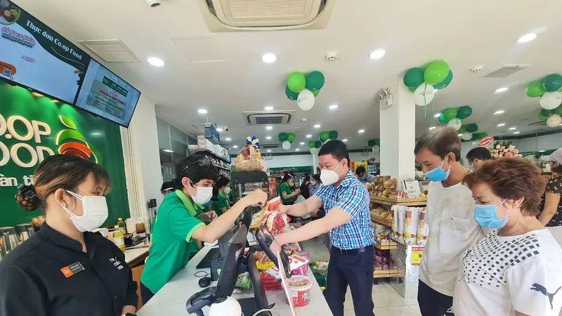 Khách mua hàng tại Co.op Food Nguyễn Thái Học Premium
