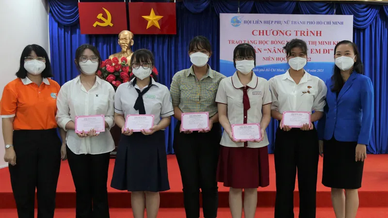 EVNHCMC: Thắp sáng ước mơ cho sinh viên hiếu học