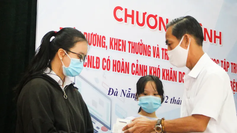 Sóng và máy tính cho trò nghèo miền Trung