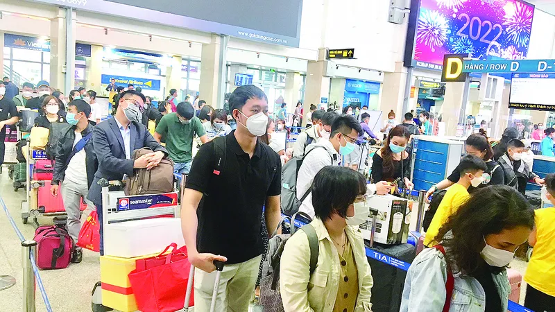 Bến xe, ga tàu vắng vẻ; sân bay quá tải