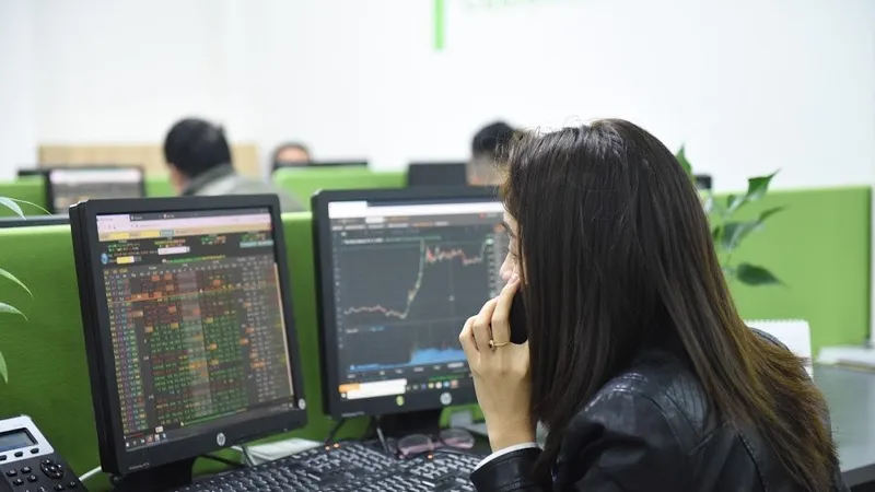 Phiên giao dịch khai xuân: Vàng SJC tăng lên 63,5 triệu đồng/lượng, VN-Index tăng 18,7 điểm