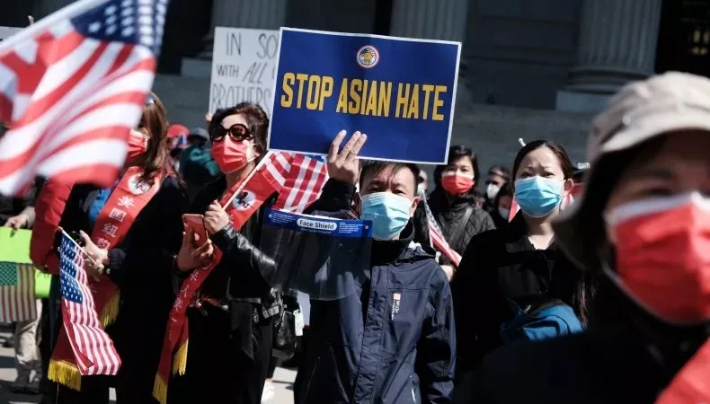 Người dân biểu tình phản đối nạn bạo lực phân biệt chủng tộc nhằm vào người gốc Á tại thành phố New York, Mỹ. Ảnh: Getty Images