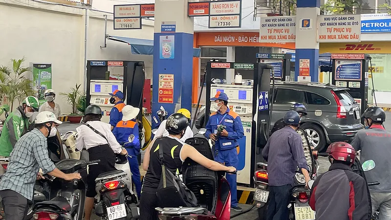 Nhập khẩu xăng dầu tăng gấp 3 lần