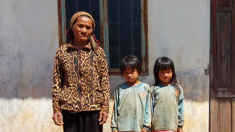 Bà ngoại 72 tuổi nuôi 4 cháu mồ côi