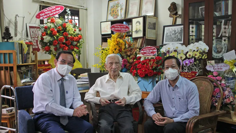 Lãnh đạo TPHCM thăm nhà nghiên cứu Nguyễn Đình Đầu