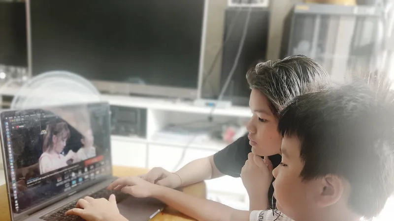 Đưa chuyện dạy con lên mạng xã hội: Lợi bất cập hại