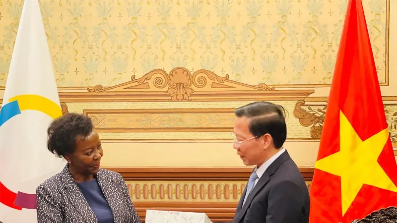 Chủ tịch UBND TP Phan Văn Mãi trao quà lưu niệm của TP cho bà Louise Mushikiwabo
