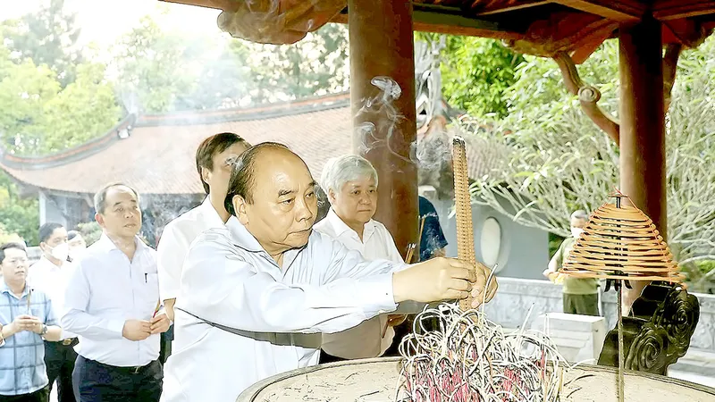 Chủ tịch nước Nguyễn Xuân Phúc dâng hương Tổ Mẫu Âu Cơ và Quốc Tổ Lạc Long Quân