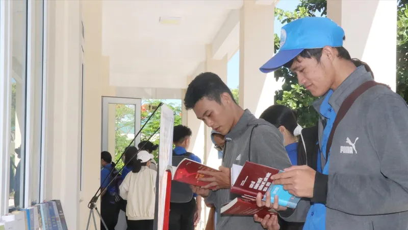 Tham khảo sách sau khi khai mạc triển lãm. Ảnh: TTXVN 