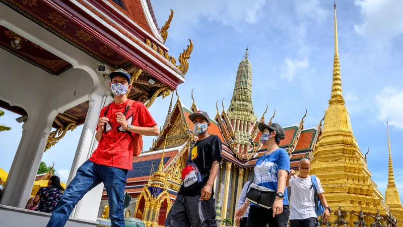 Khách tham quan Cung điện Hoàng gia Thái Lan ở Bangkok. Ảnh: AFP/TTXVN
