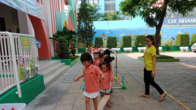 Học sinh Trường Mầm non Măng non 1 (quận 10) tham gia hoạt động rèn kỹ năng vận động