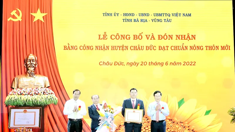 Phó Thủ tướng Thường trực Phạm Bình Minh trao bằng công nhận huyện Châu Đức đạt chuẩn nông thôn mới Ảnh: TTXVN