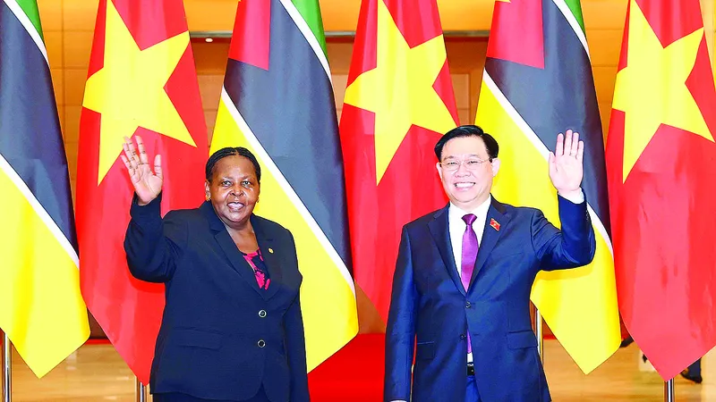 Chủ tịch Quốc hội Vương Đình Huệ và Chủ tịch Quốc hội Cộng hòa Mozambique Esperanca Laurinda Francisco Nhiuane Bias tại buổi hội đàm. Ảnh: TTXVN