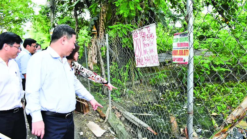 Đồng chí Dương Anh Đức kiểm tra công tác phòng chống dịch sốt xuất huyết tại phường Bình Hưng Hòa B
