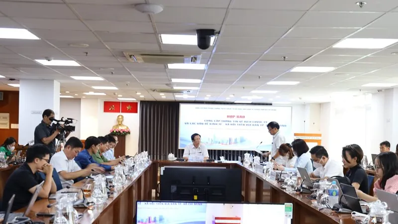TPHCM đã chuyển tiền thưởng chống dịch Covid-19 cho 25.840 người