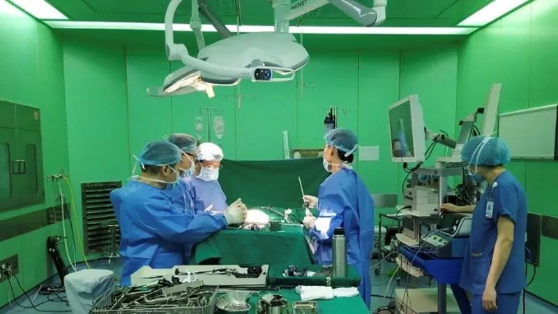Hàng loạt nhân viên y tế nghỉ việc - Tìm cơ chế giữ chân người ở lại