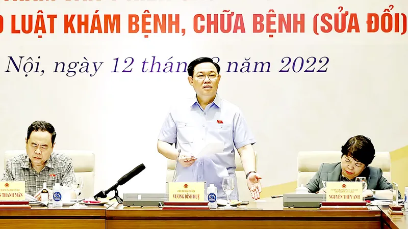 Chủ tịch Quốc hội Vương Đình Huệ phát biểu tại tọa đàm tham vấn ý kiến chuyên gia về dự thảo Luật Khám bệnh, chữa bệnh (sửa đổi) Ảnh: TTXVN