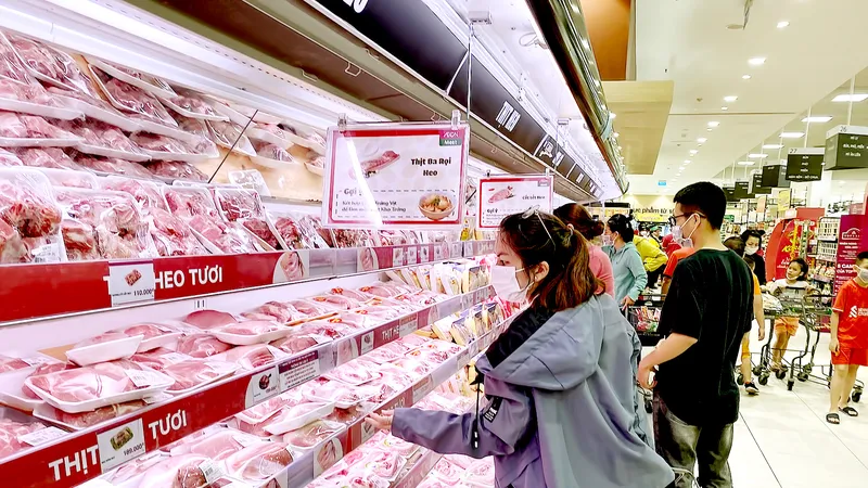Giá xăng dầu giảm mạnh, giá hàng hóa giảm nhỏ giọt: Ai kiểm tra, xử phạt, kéo giá xuống?