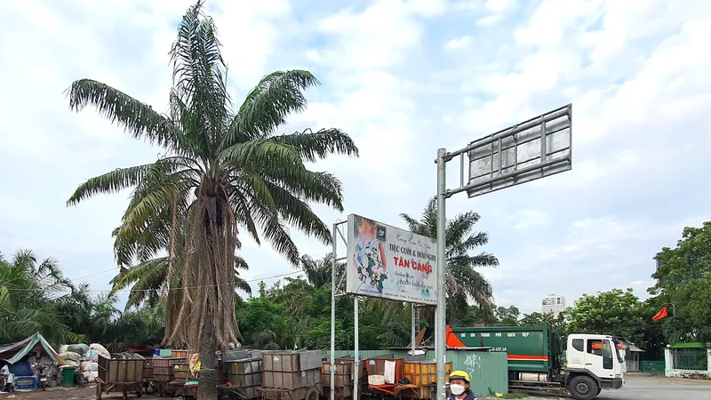Bô rác trước cổng khu du lịch