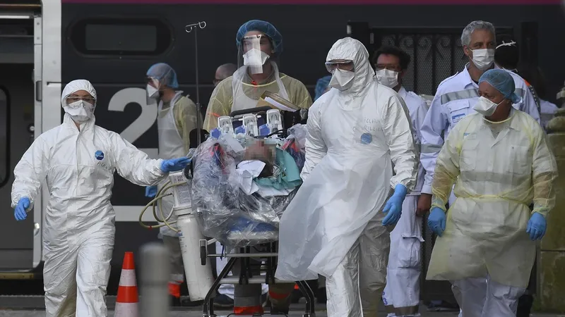 Số ca mắc mới tăng mạnh. Ảnh: AFP/TTXVN
