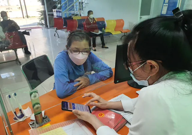 Nhân viên EVNHCMC hướng dẫn khách hàng sử dụng app EVNHCMC CSKH