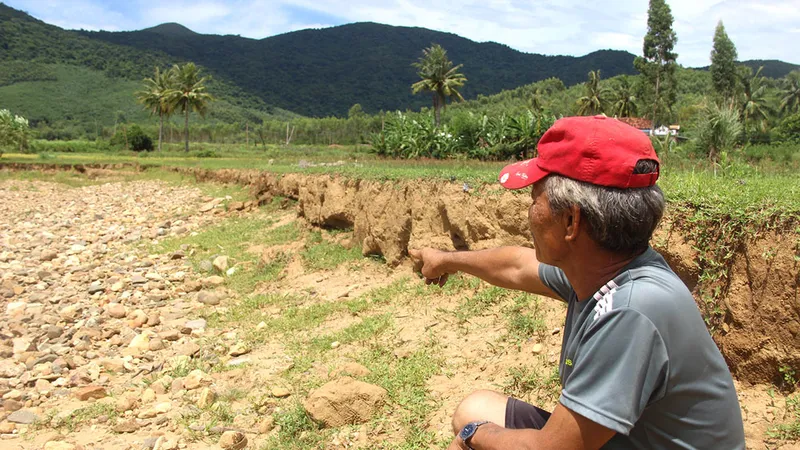 Phập phồng dưới chân hồ chứa nước
