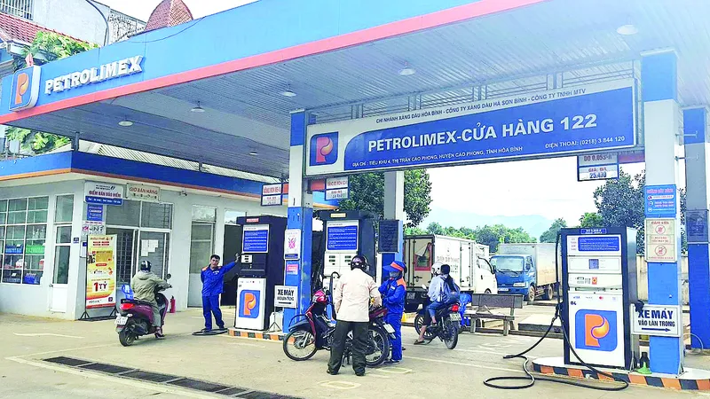 Một cây xăng tại thị trấn Cao Phong, Hòa Bình khá vắng khách. Ảnh: QUỐC KHÁNH