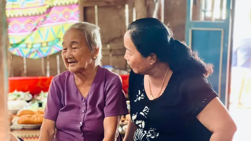 Người già luôn cần được quan tâm và chăm sóc. Ảnh: LÊ HỮU TƯỜNG