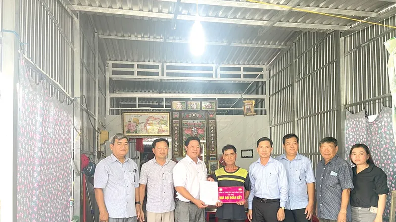 Công ty TNHH MTV XSKT Đồng Tháp bàn giao Nhà Đại đoàn kết tại xã Tân Thạnh A, huyện Tân Hồng