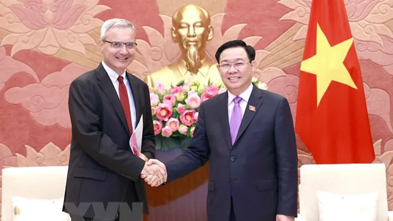 Chủ tịch Quốc hội Vương Đình Huệ tiếp Đại sứ Cộng hòa Pháp Nicolas Warnery