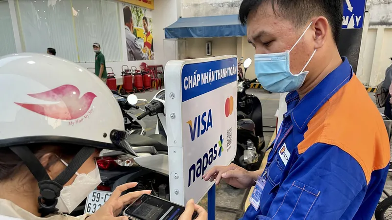 Thanh toán không tiền mặt khi đổ xăng. Ảnh: HOÀNG HÙNG