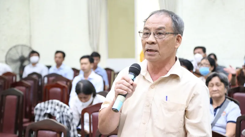 Cử tri phường Phước Long B, TP Thủ Đức, TPHCM nêu ý kiến tại buổi tiếp xúc cử tri trước kỳ họp thứ 8 HĐND TPHCM khóa X. Ảnh: THU HƯỜNG