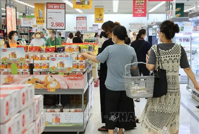 Người dân mua sắm tại một siêu thị ở Seoul. Ảnh: YONHAP/TTXVN