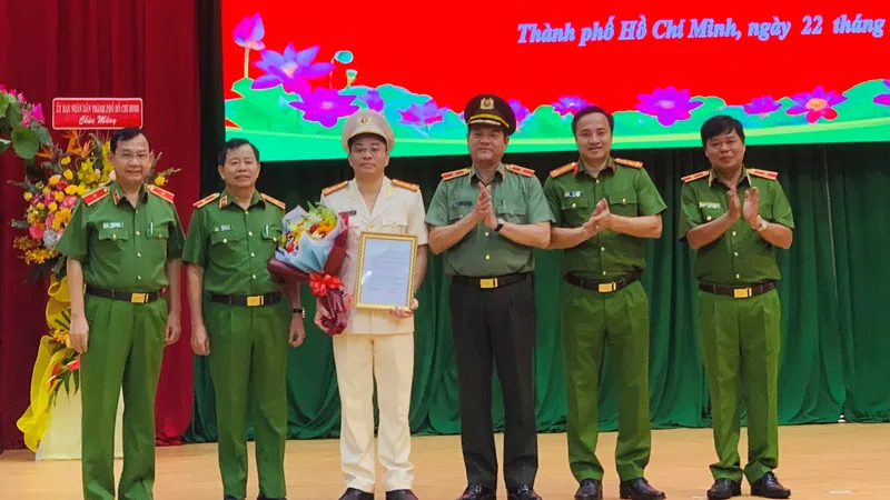 Lãnh đạo UBND TPHCM, Công an TPHCM chúc mừng Đại tá Lê Quang Đạo, Tân Phó Giám đốc Công an TPHCM. Ảnh: CHÍ THẠCH 