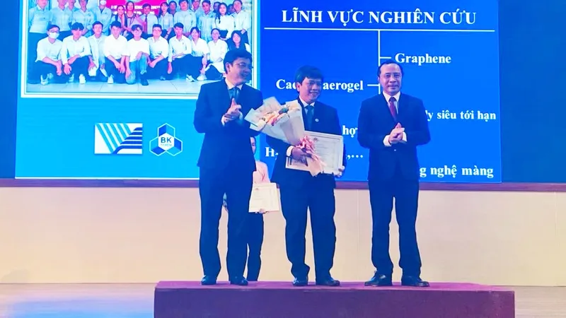 Ban giám đốc ĐH Quốc gia TPHCM khen thưởng cho các tập thể, cá nhân có thành tích xuất sắc trong khoa học năm 2022