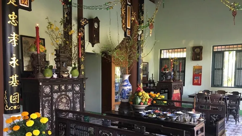 Tủ thờ trang trọng đặt trong nhà. Ảnh: TRẦN PHÚ